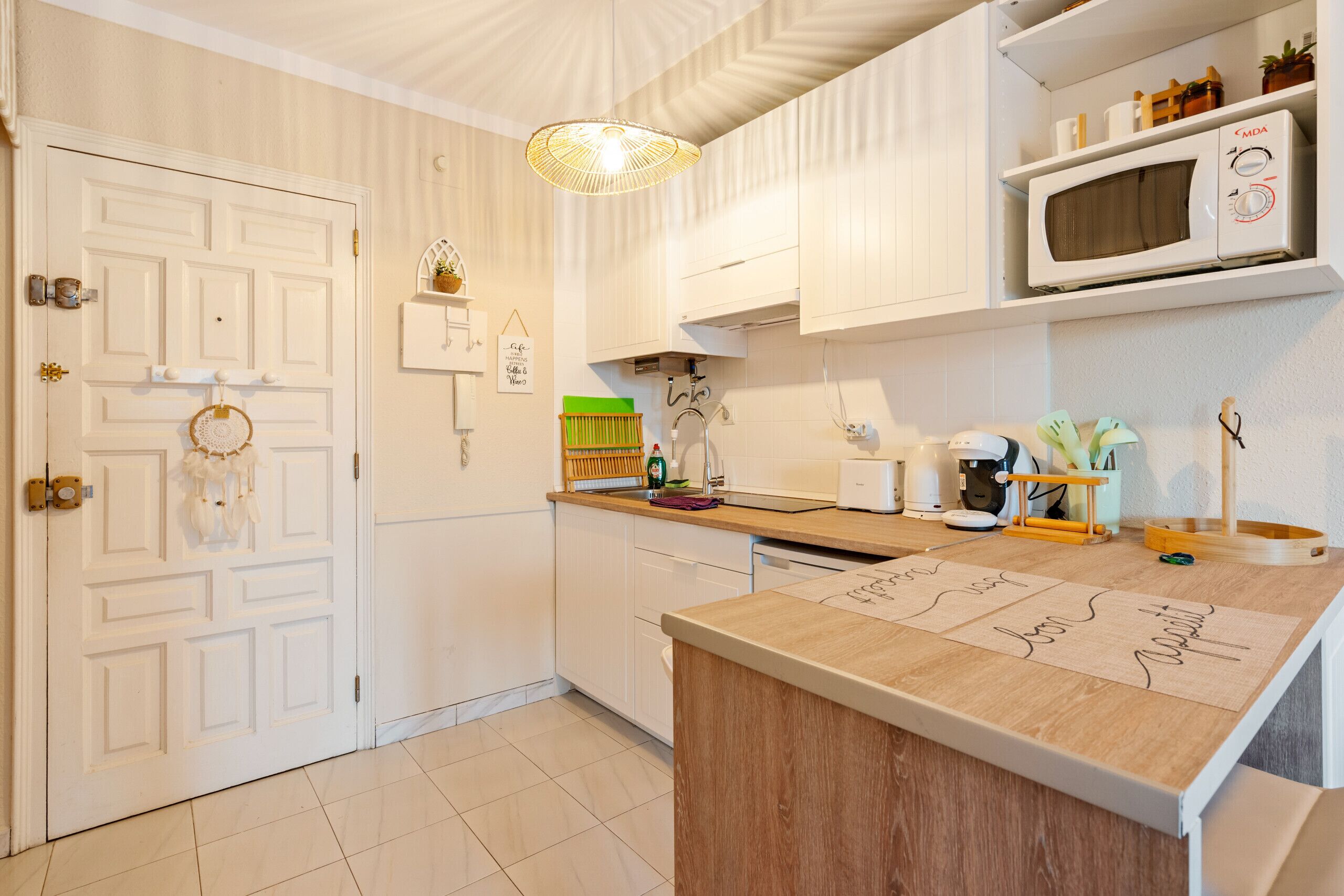 Refrigerador, microondas, cafetera y tetera y tetera eléctrica 