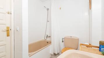 Banheira, toalhas de banho