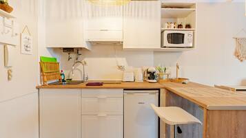 Een koelkast, een magnetron, een koffiezetapparaat/waterkoker