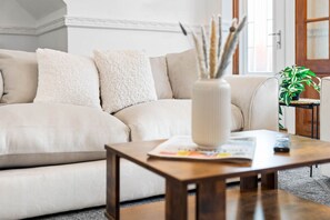 Smart TV - The unit comes high-speed WiFi, hotel-quality linen, and toiletries for your comfort. (Birmingham)