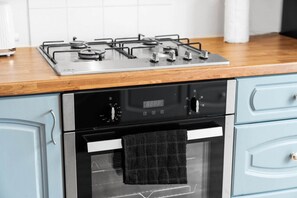 Fridge, microwave, oven, stovetop - The unit comes high-speed WiFi, hotel-quality linen, and toiletries for your comfort. (Birmingham)