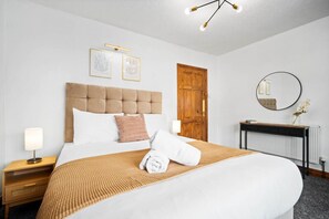 3 bedrooms, iron/ironing board, free WiFi, bed sheets - The unit comes high-speed WiFi, hotel-quality linen, and toiletries for your comfort. (Birmingham)