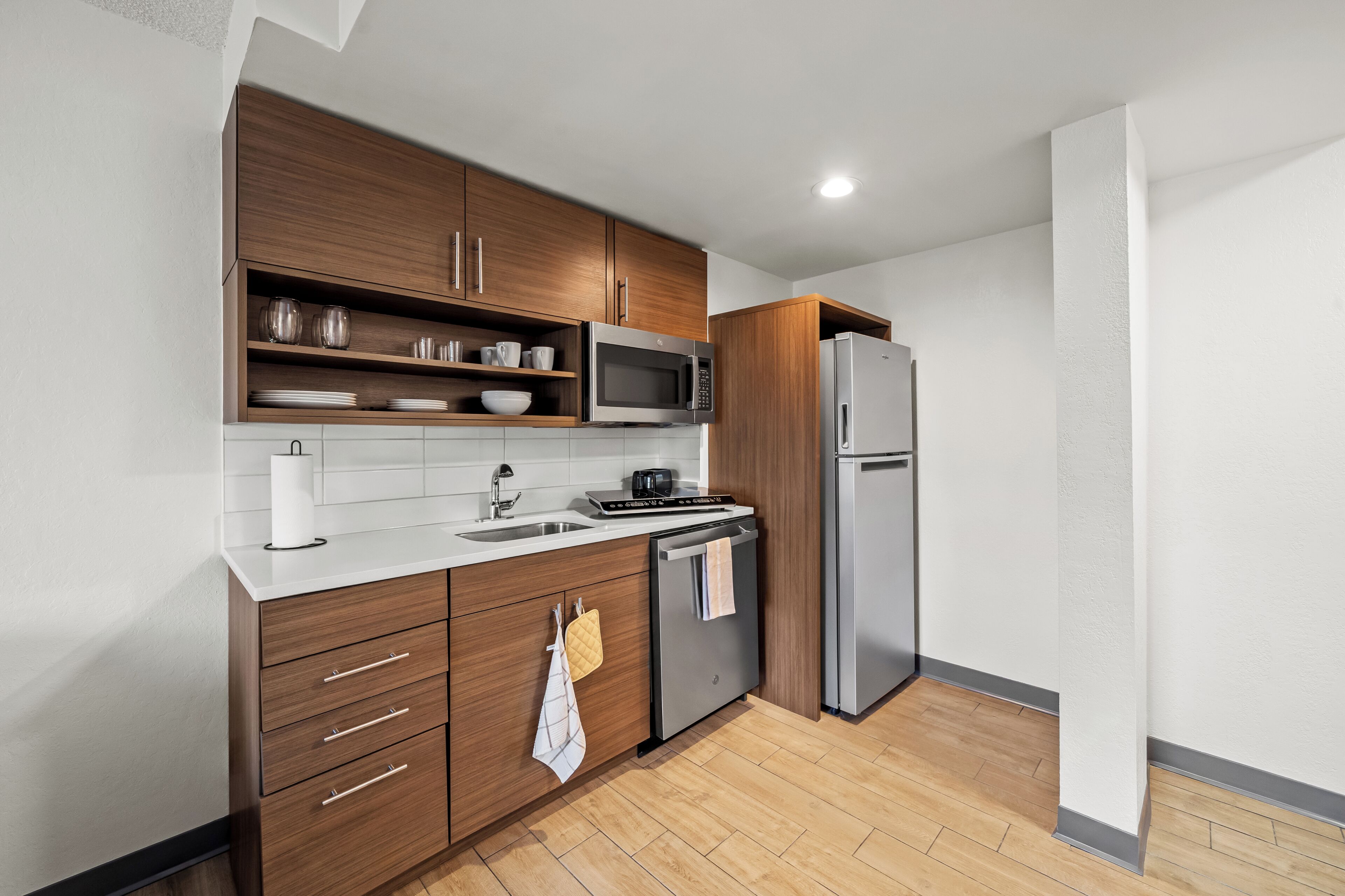 Full-size fridge, microwave, dishwasher, coffee/tea maker