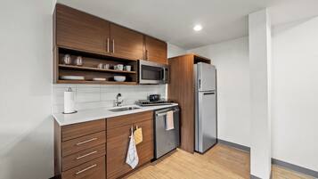 Full-size fridge, microwave, dishwasher, coffee/tea maker