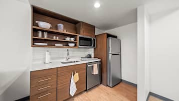 Refrigerador con freezer, microondas, lavavajillas, cafetera/tetera