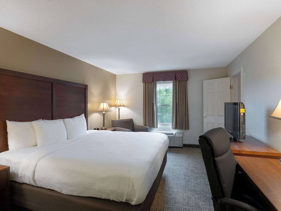 Suite, 1 kingsize-seng, ikke-røyk | Blendingsgardiner, strykejern/-brett og wi-fi (inkludert)