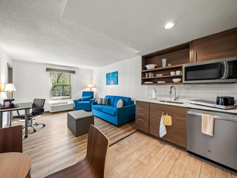 Suite, 1 King Bed, Non Smoking | Blackout drapes, iron/ironing board, free WiFi