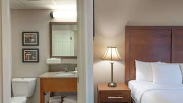 Rom, 1 kingsize-seng, tilgjengelighetstilpasset, ikke-røyk | Blendingsgardiner, strykejern/-brett og wi-fi (inkludert)