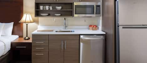 Suite, 1 King Bed, Non Smoking | Blackout drapes, iron/ironing board, free WiFi