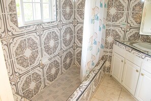 Bañera con ducha, toallas