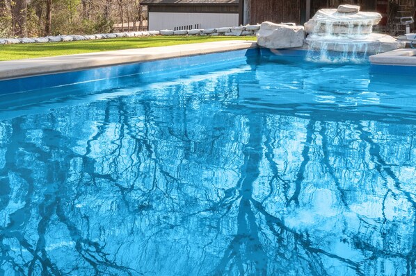 Una piscina al aire libre de temporada