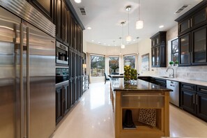 Interior - Uncommon Grounds Estate (Dallas)