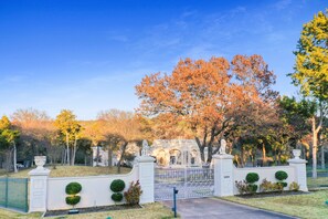 Exterior - Uncommon Grounds Estate (Dallas)