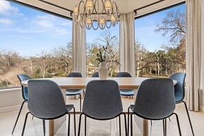 Interior - Uncommon Grounds Estate (Dallas)