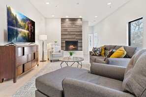 Interior - Uncommon Grounds Estate (Dallas)