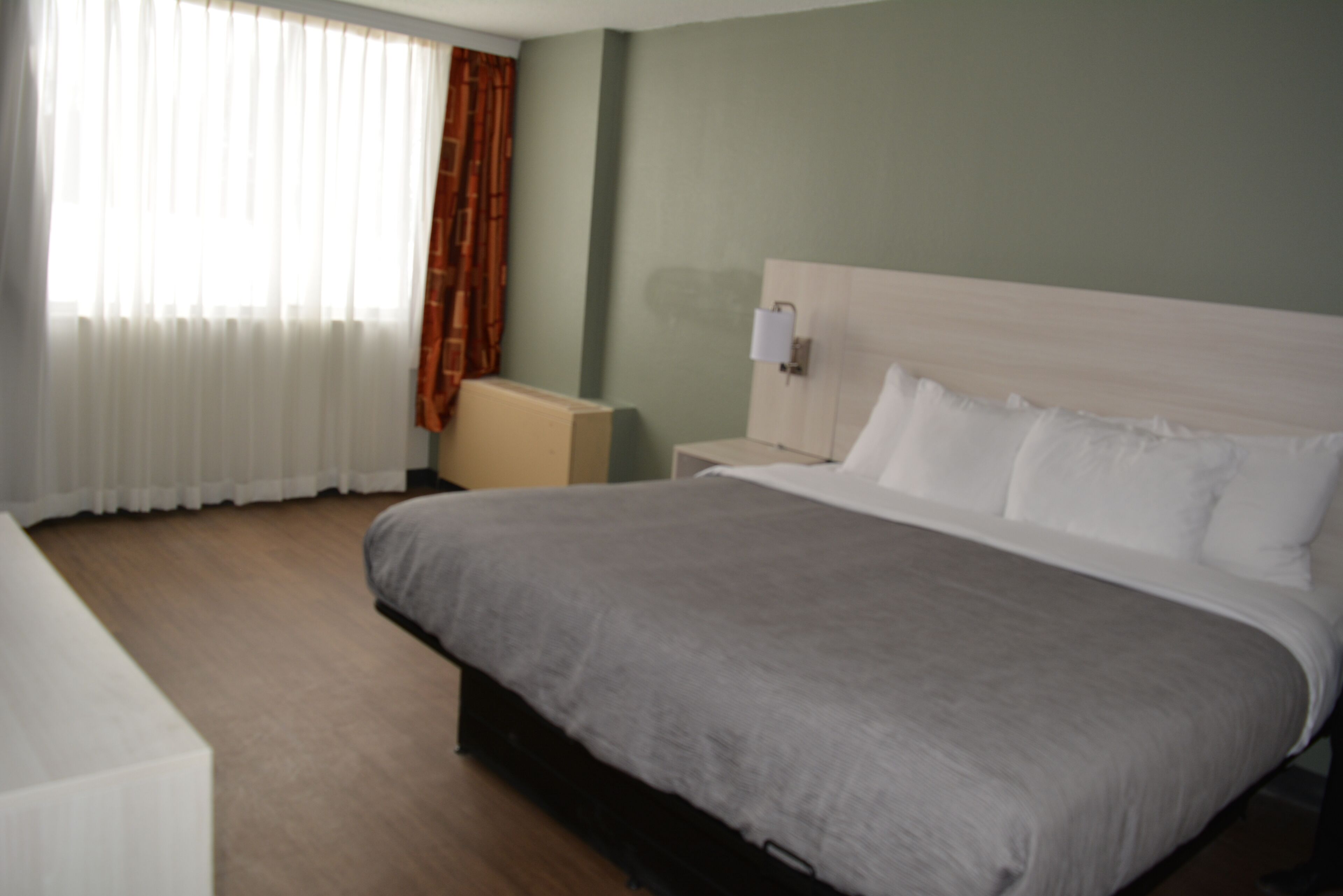 Standard Room, 1 King Bed, Non Smoking | Desk, free WiFi, bed sheets