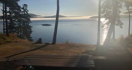 Adorable beach cabin within a few steps to a secluded beach!