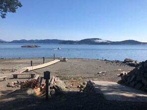 On the beach - Adorable beach cabin within a few steps to a secluded beach! (Lopez Island)