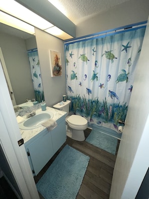 Haartrockner, Handtücher, Toilettenpapier