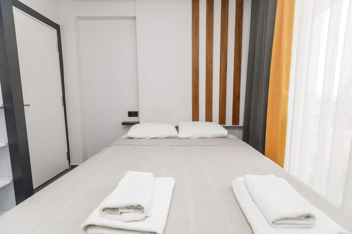 1 habitación, sistema de insonorización, wifi gratis y ropa de cama