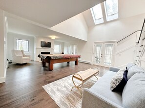 Smart TV, chimenea, futbolito y monitor de computadora 