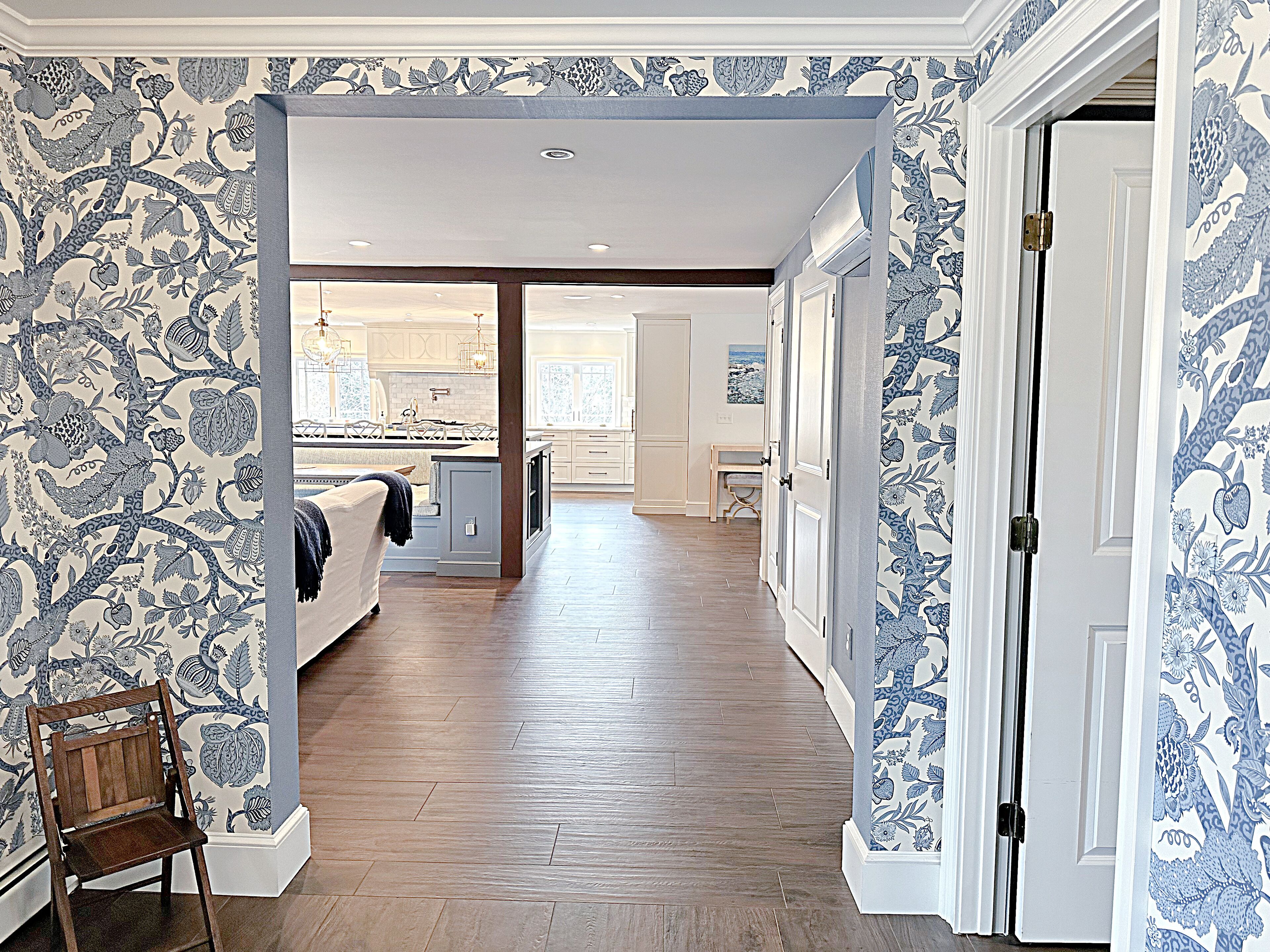 4 soverom, skrivebord, strykejern/-brett og reiseseng for barn