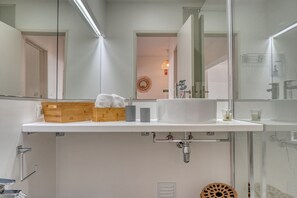 Shower, hair dryer, towels