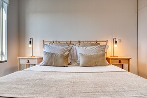 2 bedrooms, iron/ironing board, free WiFi, bed sheets