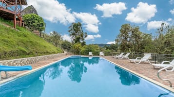 Una piscina al aire libre