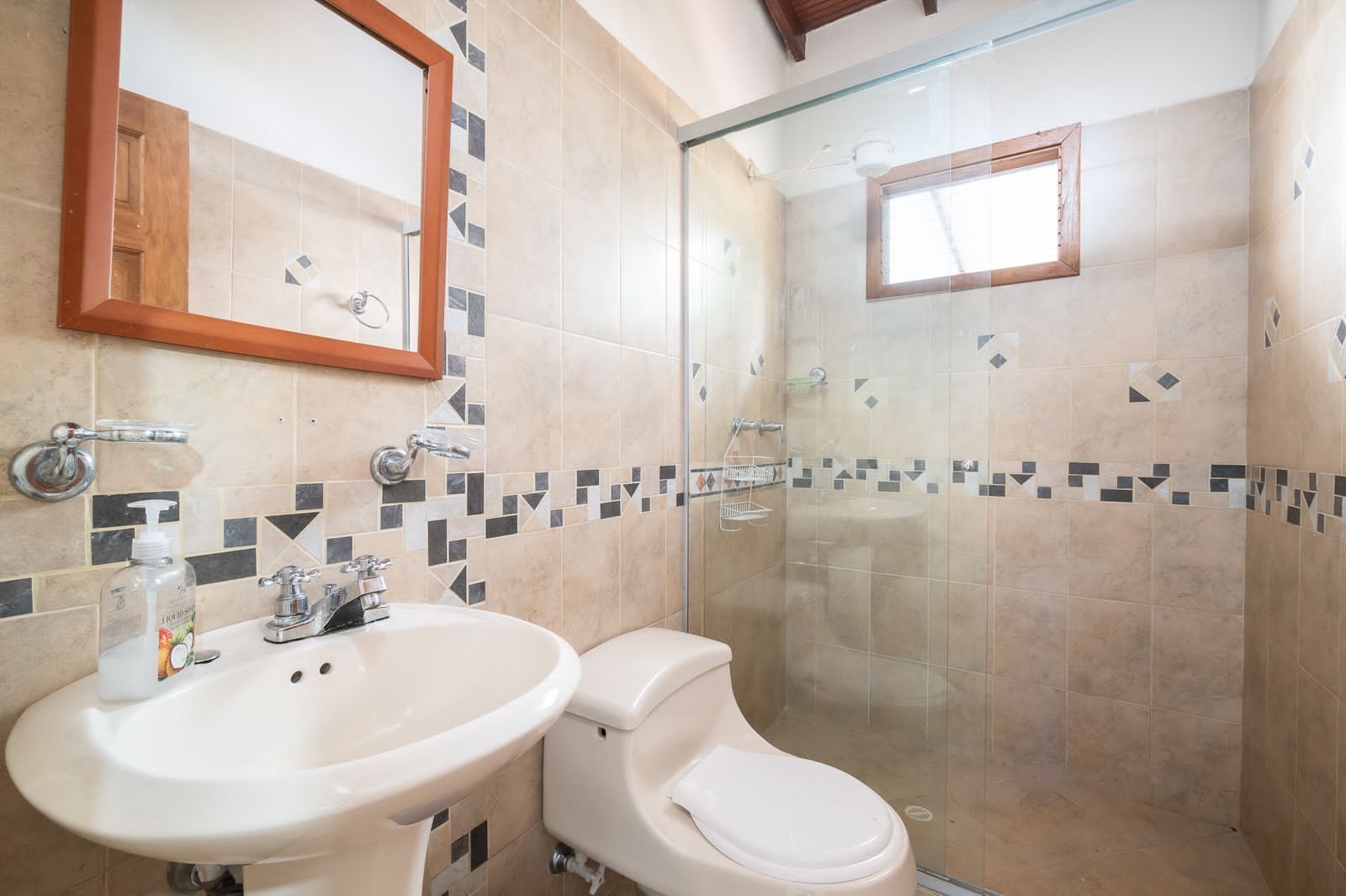 Finca Chiriqui en Guatape al frente de la piedra del Peñol