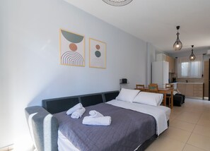 2 bedrooms, desk, WiFi, bed sheets