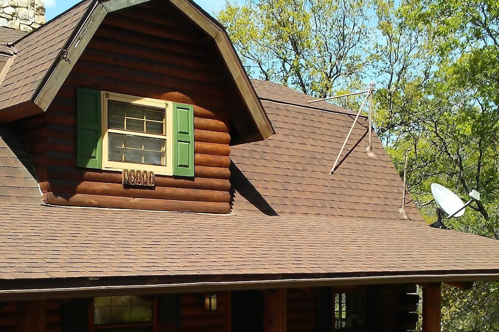 Storybook Log Cabin near Sequoia National Park