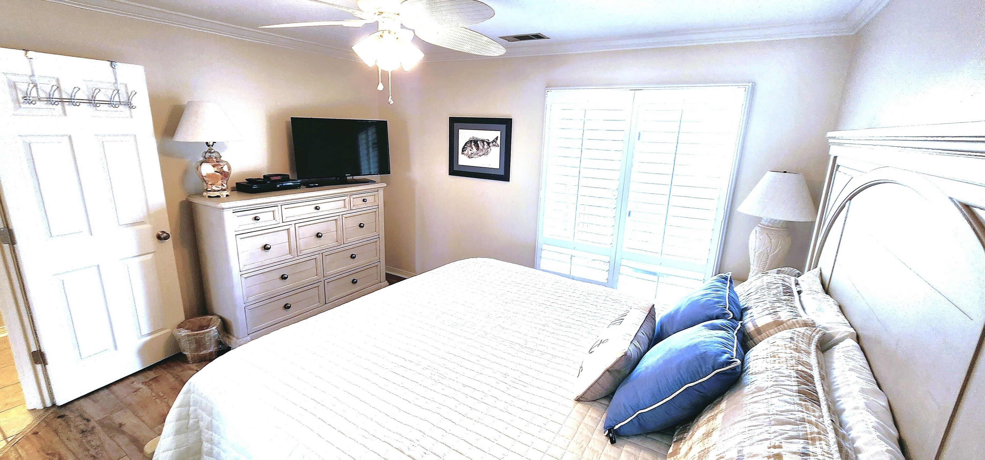 Lakefront Villa 1 BR/ 1 Bath 2 mins to beach. Swimming pool