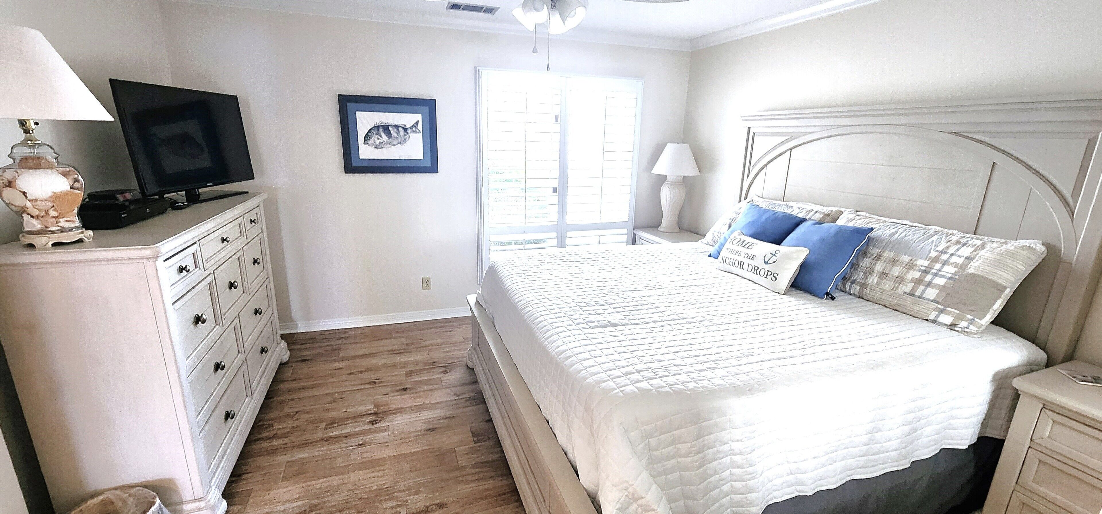 Lakefront Villa 1 BR/ 1 Bath 2 mins to beach. Swimming pool