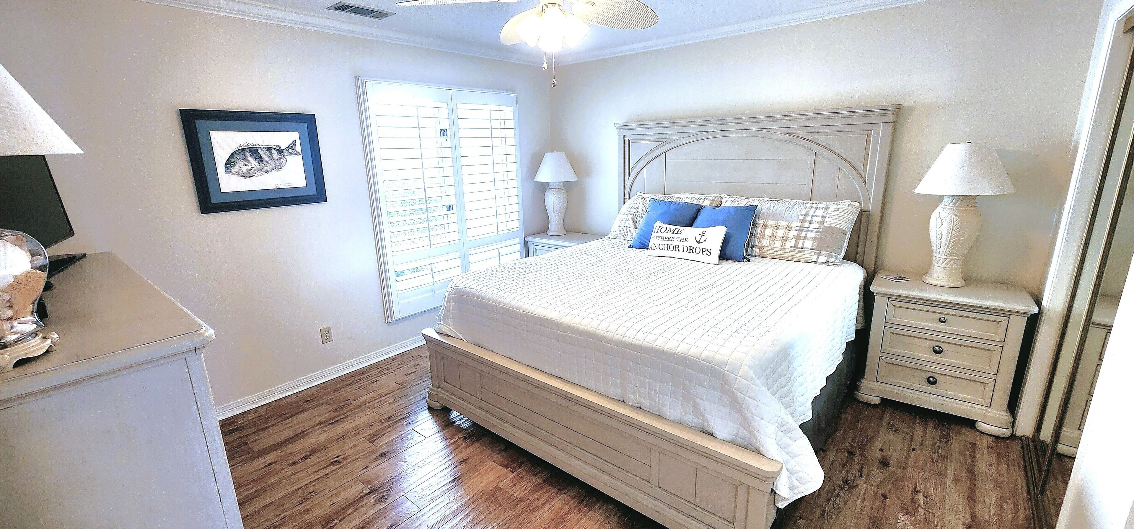 Lakefront Villa 1 BR/ 1 Bath 2 mins to beach. Swimming pool