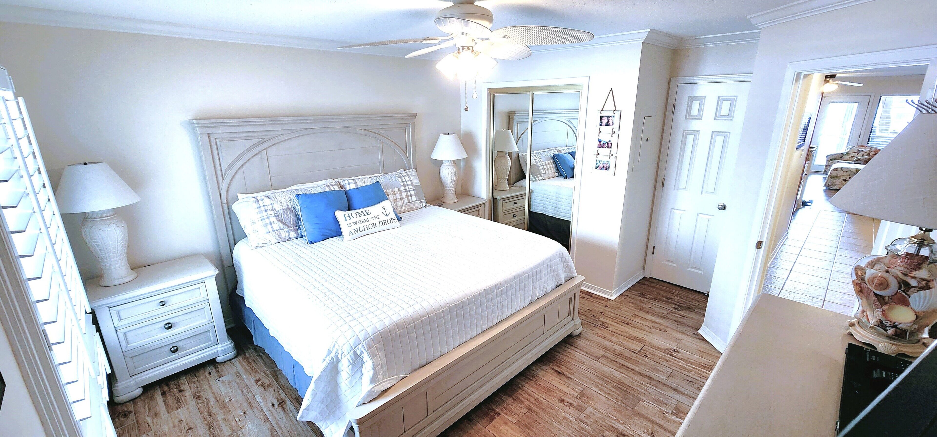 Lakefront Villa 1 BR/ 1 Bath 2 mins to beach. Swimming pool