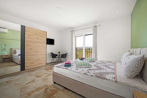 3 chambres, fer et planche à repasser, accès au Wi-Fi (inclus)