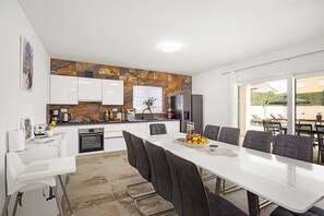 Fridge, oven, stovetop, dishwasher - Villa Nur Amela - Pool, Jacuzzi, Darts (Pula)