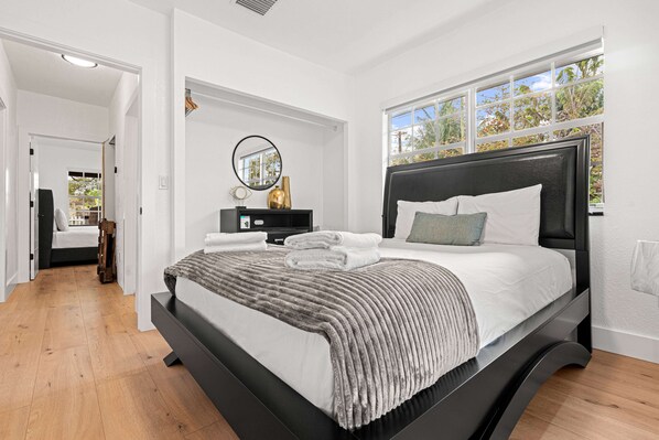 3 عدّة غرف نوم ومكواة/لوح كي وواي فاي وملاءات أسرّة