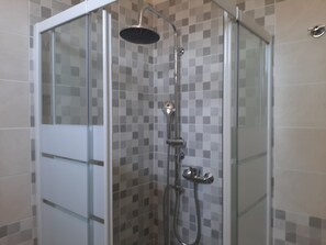 Douche, séchoir à cheveux, bidet