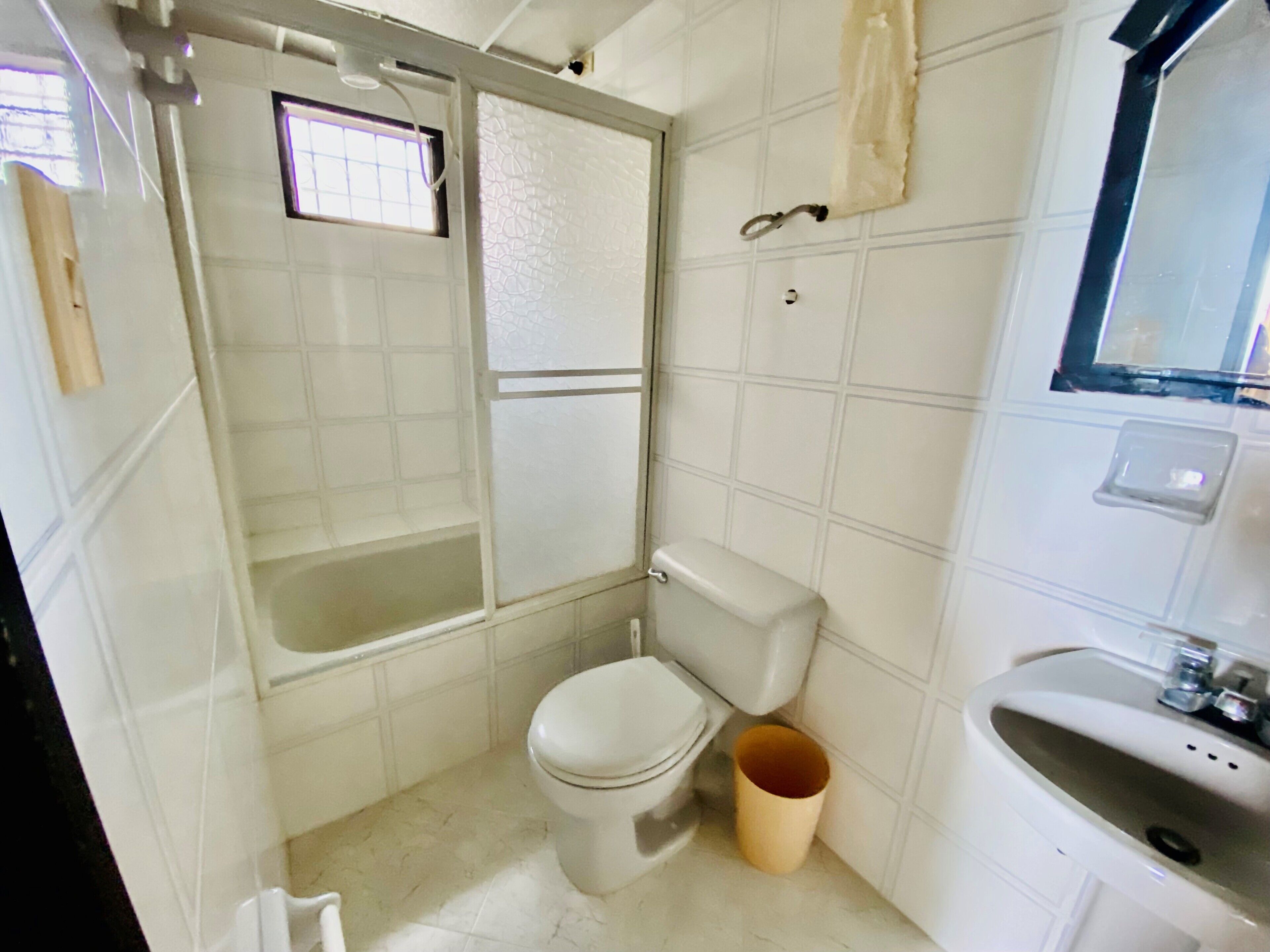 Sèche-cheveux, serviettes fournies, savon