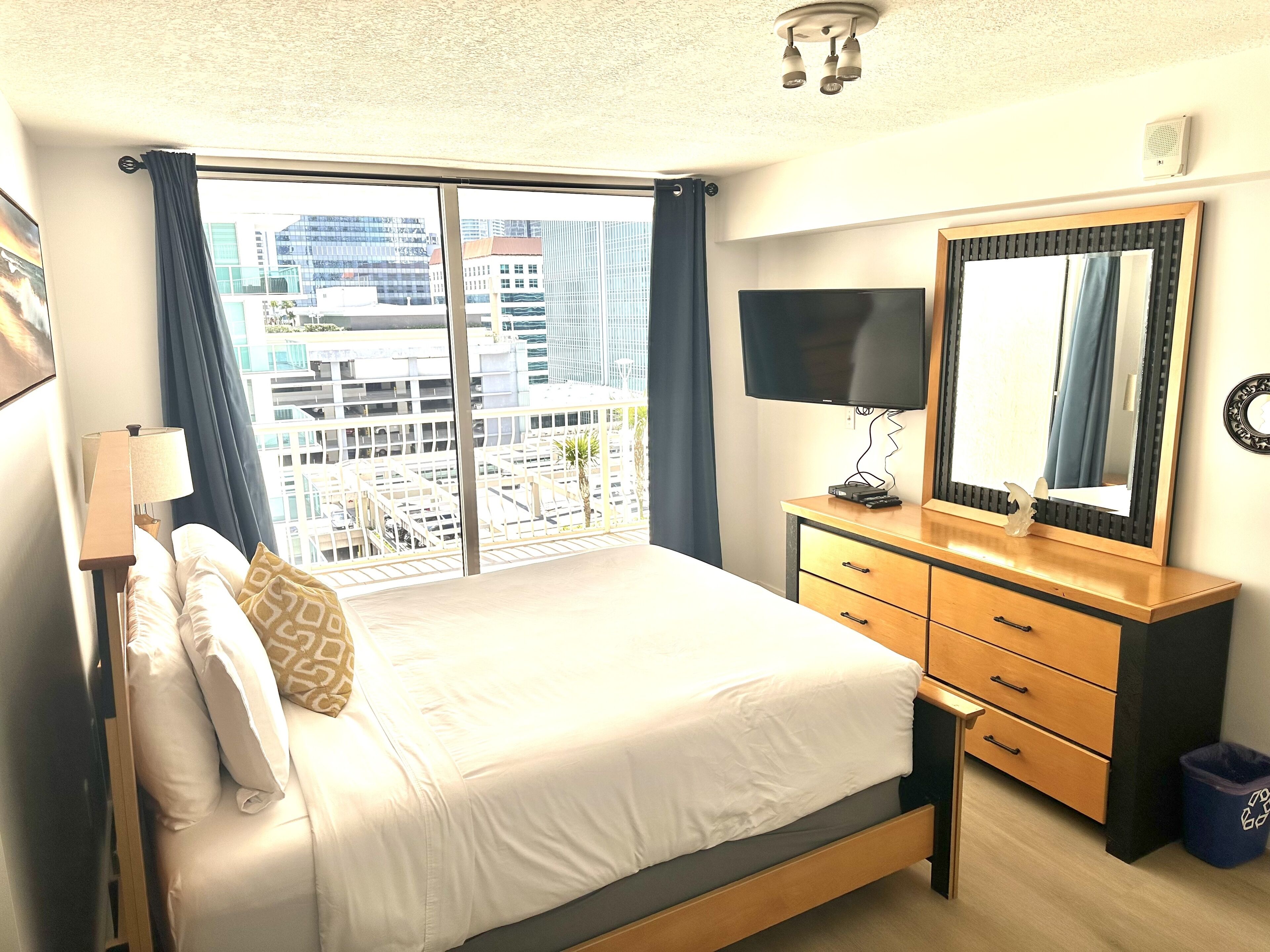 Spacious Apt w/see the bay&pool