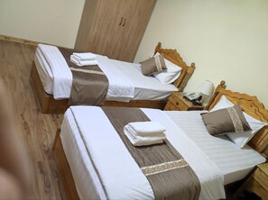 Phòng đôi hoặc 2 giường đơn Deluxe | Bộ đồ giường kháng dị ứng, bàn, phòng cách âm 