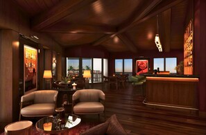A spacious lounge area with a bar, seating arrangements, and large windows providing views. - Holiday Inn Hotel And Suites Kocaeli Dilovasi Gulf View by IHG (Dilovasi)