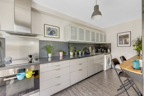 Frigorífico, microondas, horno y placa de cocina