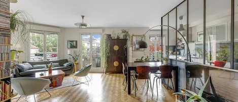 Televisio, videopelejä, DVD-soitin, kirjoja