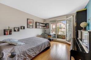 3 bedrooms, memory foam beds, travel crib, free WiFi - 90 m2 chic, cosy, bright, modern, 6 mn from Paris on foot, 3 mn from the metro (Les Lilas)
