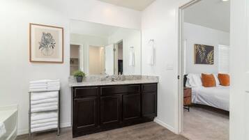 4 Schlafzimmer, Schreibtisch, Bügeleisen/Bügelbrett, WLAN