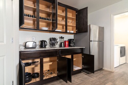 *Spacious Family Oasis*Pool Table*Backyard*Garage*