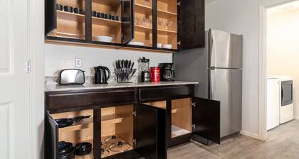 *Spacious Family Oasis*Pool Table*Backyard*Garage*